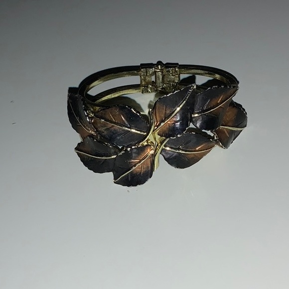 Clamper Style Leaf Motif Bracelet - Picture 7 of 16